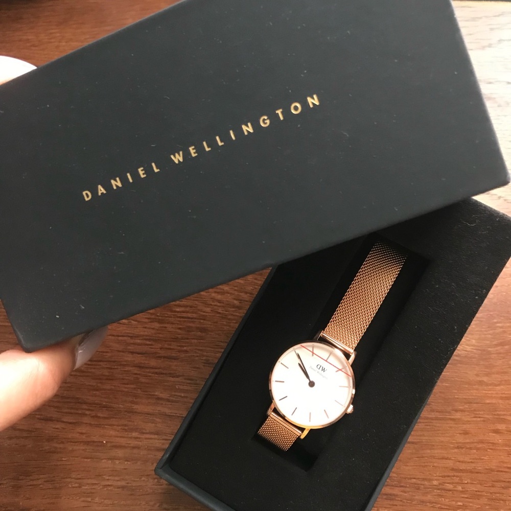 Daniel Wellington Petite Melrose 28mm Gold - Picture 4 of 7
